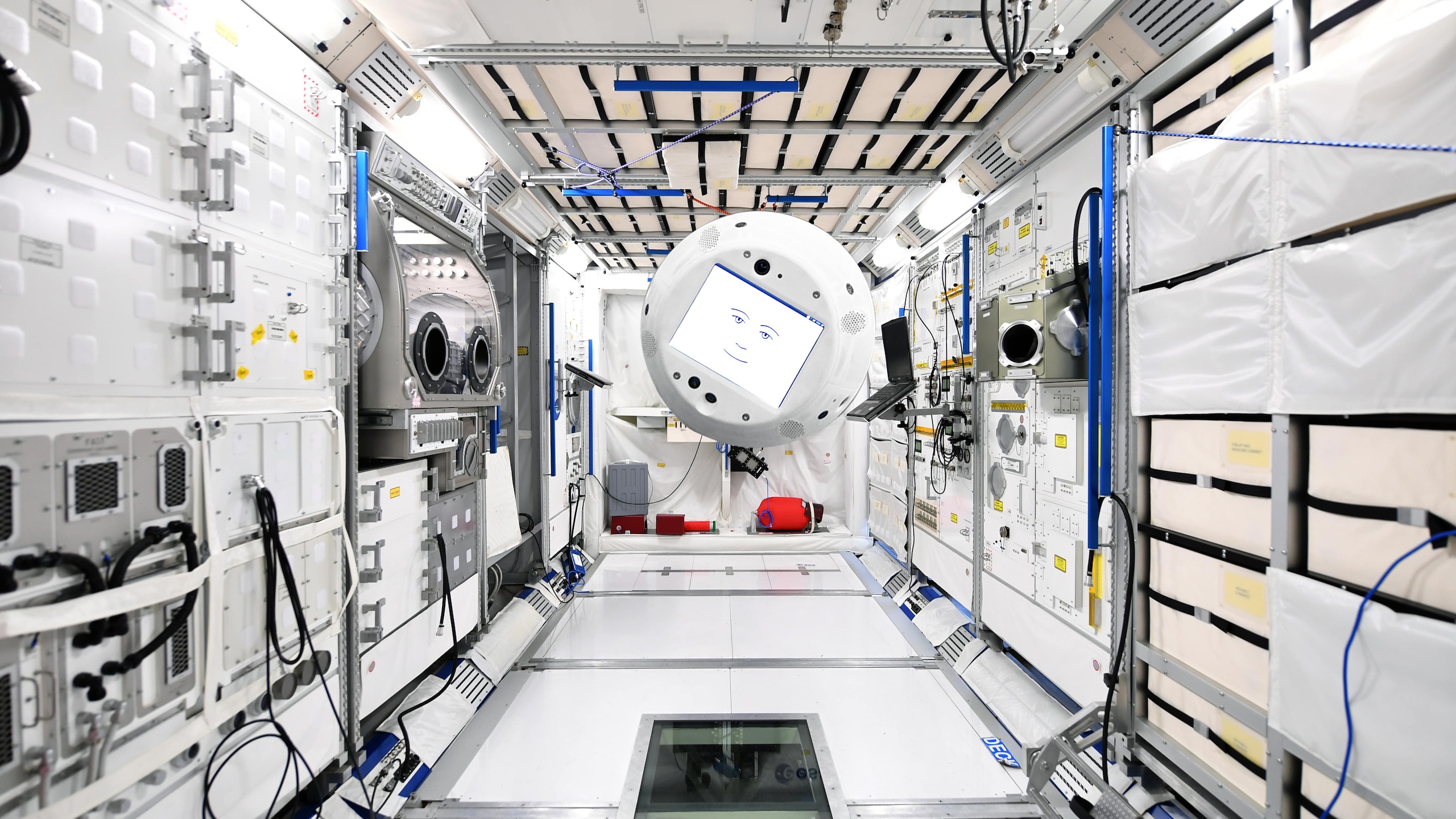 CIMON floating in space shuttle, the first robot with artificial intelligence to do so